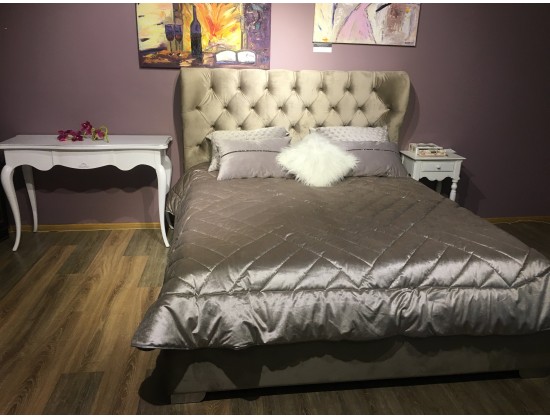 Мягкая двуспальная кровать Laura